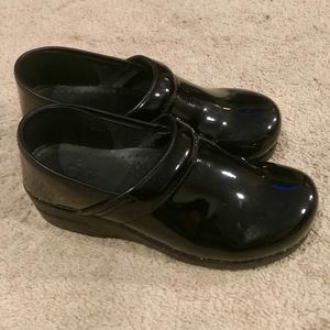 Dansko patent leather clogs sz 40. Excellent!